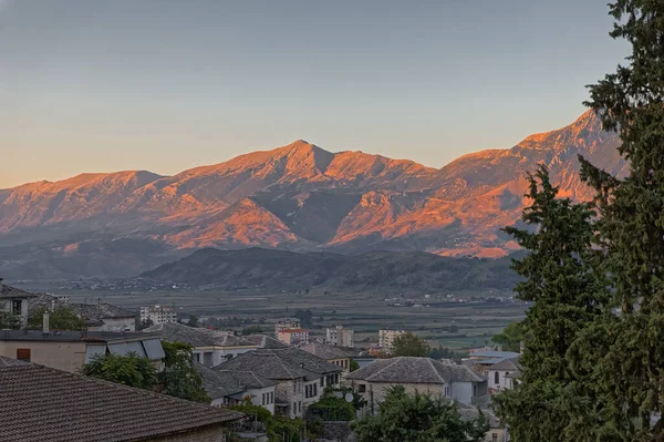 Montagne Gjere au coucher du soleil depuis Gjirokaster Albanie — Photo