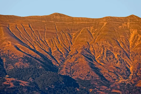 Montanha Gjere em vista do pôr do sol a partir de Gjirokaster Albânia — Fotografia de Stock