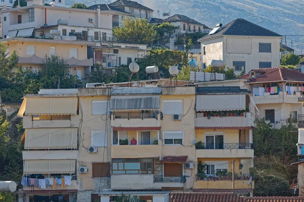 Nuevas casas en la ciudad de Gjirokaster Patrimonio de la Humanidad UNESCO Albania — Foto de Stock