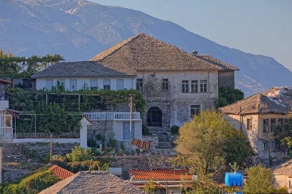 Renovované staré domy ve městě Gjirokaster UNESCO světové dědictví Albánie — Stock fotografie