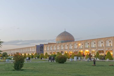 Lotfollah Camii manzaralı İsfahan İmam Meydanı 'nın uzun pozu