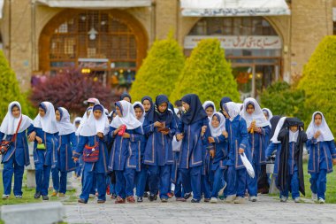 İmam Meydanı 'nda, İsfahan' daki Ali Qapu Sarayı 'nın önünde ilkokul kızları.
