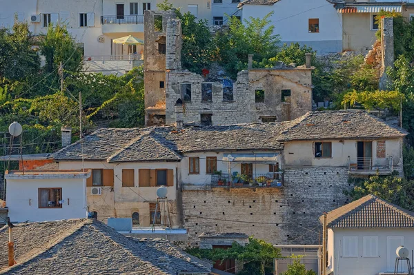 Odnowione stare domy w mieście Gjirokaster wpisane na listę światowego dziedzictwa UNESCO — Zdjęcie stockowe