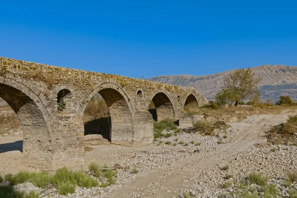 Antiguo puente de Kordhoce de época otomana en Albania — Foto de Stock