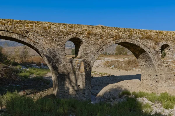 Antiguo puente de Kordhoce de época otomana en Albania — Foto de Stock