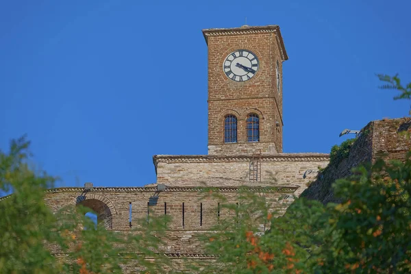 Antigua torre del reloj Gjirokaster Patrimonio de la Humanidad UNESCO en Albania — Foto de Stock