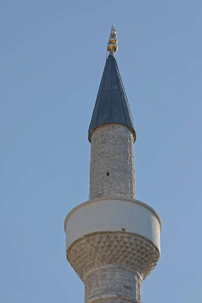 Top del minarete de la mezquita del bazar de Gjirokaster en Albania — Foto de Stock