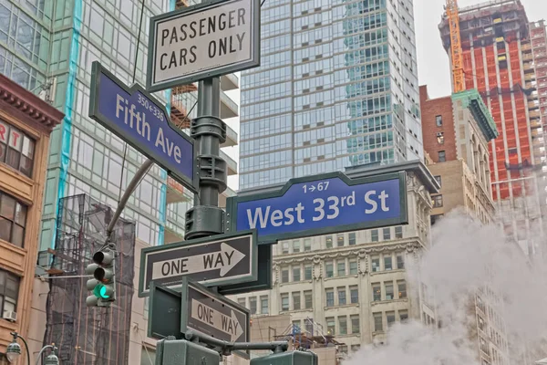 New York Manhattan Fifth Avenue street signs — Stock Photo, Image