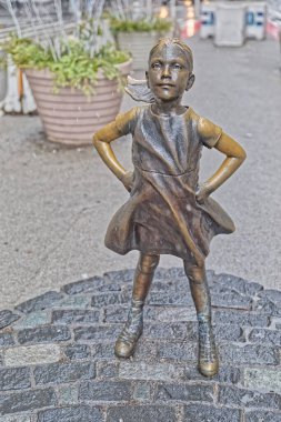 Korkusuz Kız heykeli Manhattan 'ın aşağısında, boğayla karşı karşıya.
