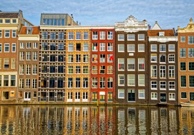 Amstel Nehri'nde Amsterdam eski evler yansıması