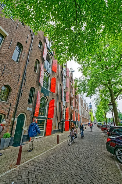 Amsterdam bicicletas na antiga rua de paralelepípedos no centro da cidade — Fotografia de Stock