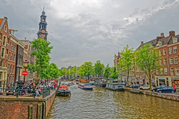 Amsterdam casas antiguas reflexión en el río Amstel — Foto de Stock