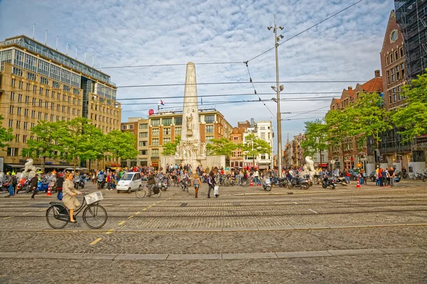 Monument national d'Amsterdam sur la place du barrage — Photo