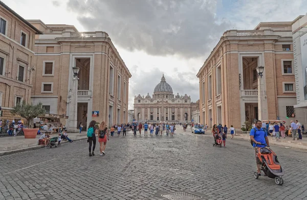 Plaza de San Pedro en el Vaticano día nublado — Foto de Stock