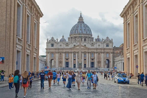 Plaza de San Pedro en el Vaticano día nublado — Foto de Stock