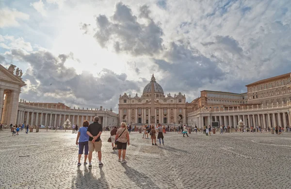 Svatý Petr náměstí ve Vatikánu oblačný den — Stock fotografie
