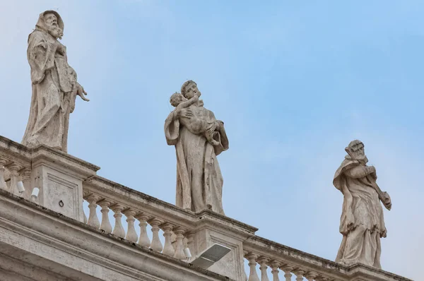 Statuen auf dem Petersplatz im Vatikan — Stockfoto