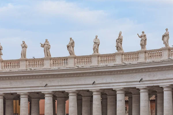 Pyhät patsaat Pyhän Pietarin aukiolla Vatikaanissa — kuvapankkivalokuva