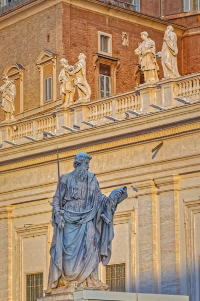 Estátuas de São Pedro na Praça de São Pedro na Cidade do Vaticano — Fotografia de Stock