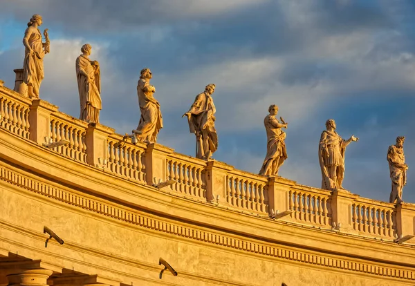 Estatuas de San Pedro en la Plaza de San Pedro en la Ciudad del Vaticano — Foto de Stock