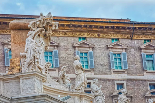 Saint Statues at St Peters Square in Vatican City — Stock Photo, Image