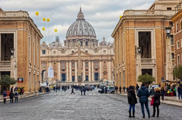 Sankt Peterstorget utsikt från Via della Conciliazione — Stockfoto