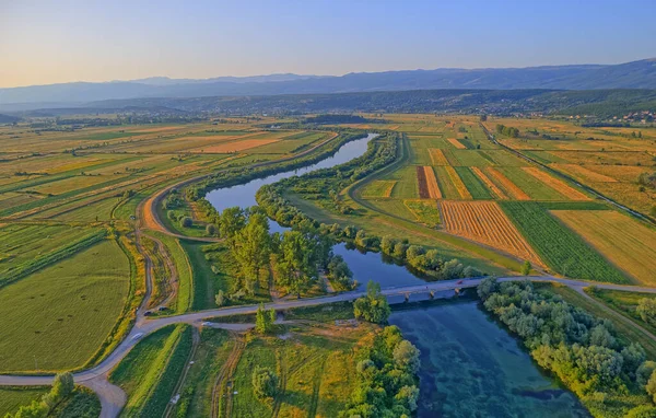 Uitzicht vanuit de lucht op de rivier Cetina, Kroatië — Stockfoto