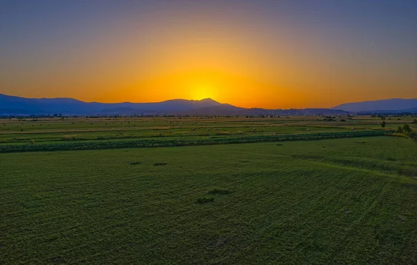 Vista aérea de los campos cerca de la campiña del Sinj y el horizonte que toca el sol —  Fotos de Stock