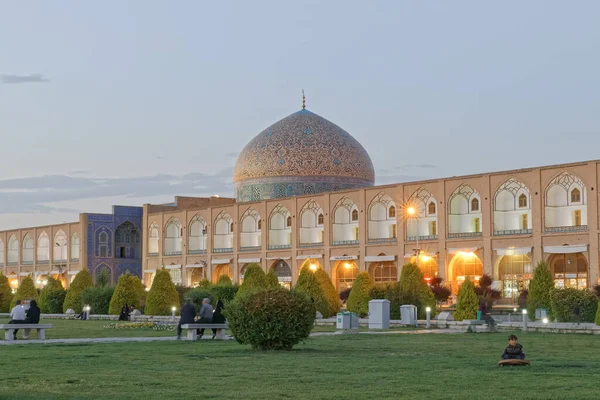 Долгий снимок площади Исфахан, вид на Лотфоллу — стоковое фото