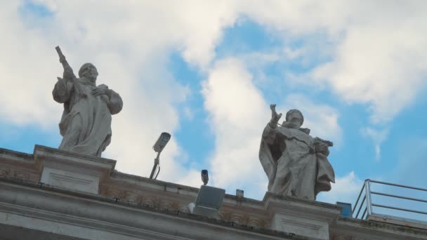 Святые статуи на площади Святого Петра в Ватикане — стоковое видео