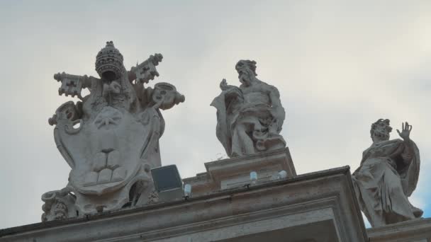 Statuen auf dem Petersplatz im Vatikan — Stockvideo