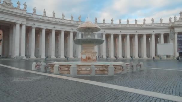 Фонтан на площади Святого Петра в Ватикане — стоковое видео