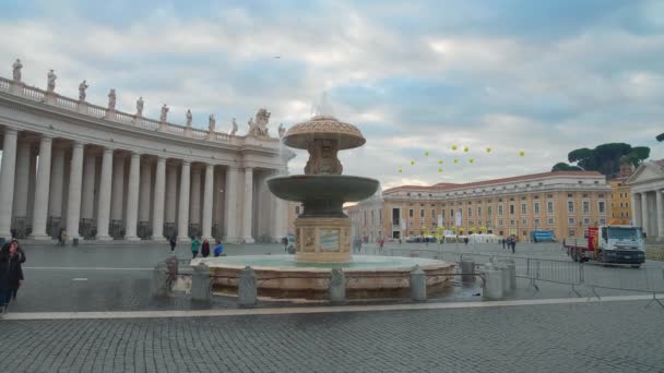 Szökőkút a Szent Péter téren Vatikánban — Stock videók