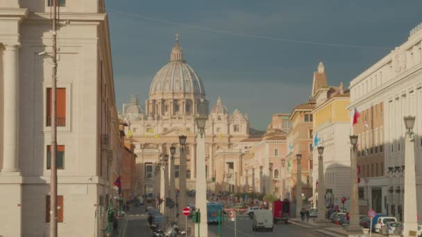 St. Peter vierkant uitzicht vanaf Via della Conciliazione — Stockvideo