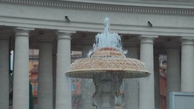 Vatikan 'daki St. Peter Meydanı' nda Çeşme