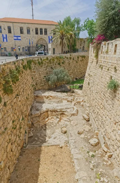 Una zanja con excavaciones arqueológicas alrededor de la Torre de David en Jerusalén — Foto de Stock