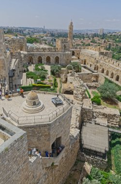 Arka planda Yeni Kudüs 'teki David Kulesi' nin avlusu görünüyor.