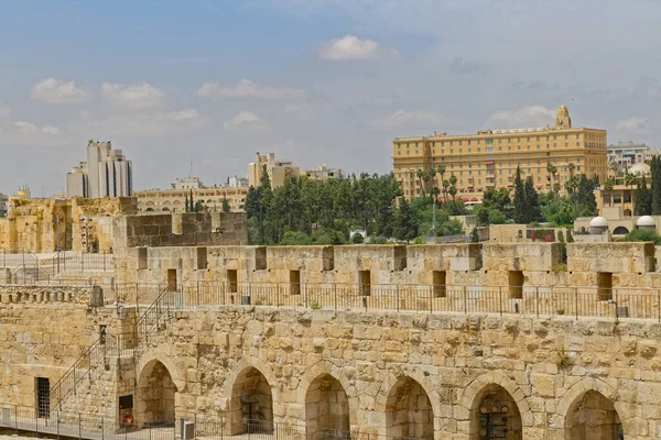 Vista a la parte nueva de Jerusalén sobre el muro occidental de la Torre de David — Foto de Stock