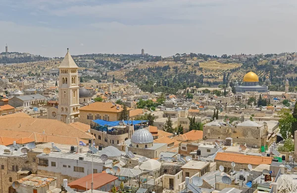 Utsikt över den lutherska kyrkan Frälsaren i den gamla staden Jerusalem — Stockfoto
