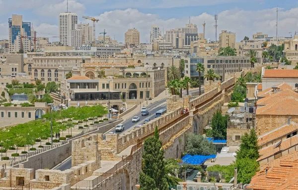 Borde occidental de la Ciudad Vieja y la nueva Jerusalén en el fondo — Foto de Stock