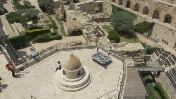 Vista da Torre de David pátio em Jerusalém nova no fundo — Vídeo de Stock