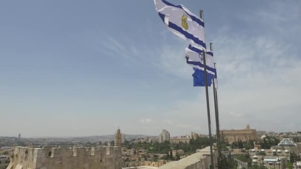 A bandeira da Torre de David Museum, a bandeira israelense e a bandeira da cidade de Jerusalém — Vídeo de Stock