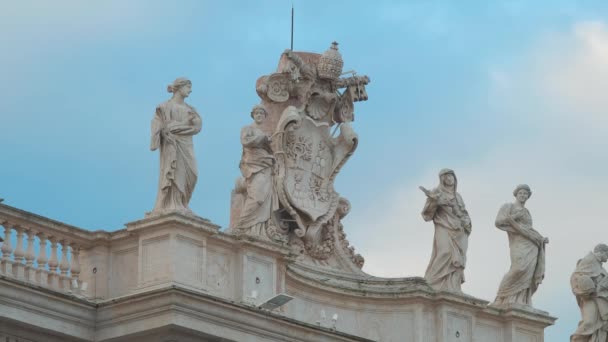 Estatuas de San Pedro en la Plaza de San Pedro en la Ciudad del Vaticano — Vídeos de Stock