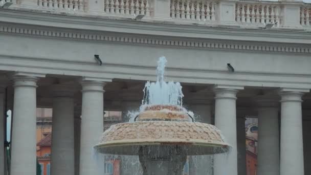 Brunnen auf dem Petersplatz im Vatikan — Stockvideo