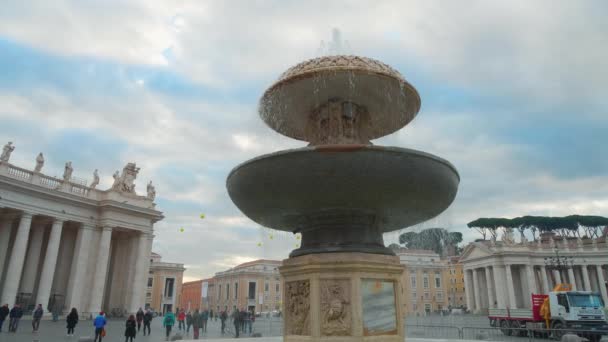 Fountain at St. Peter square in Vatican — Stock Video