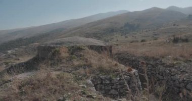 Arnavutluk 'ta komünist dönemde inşa edilmiş somut askeri sığınak kalıntıları