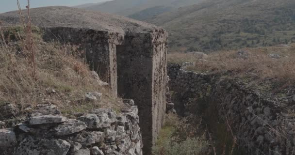 Бетонные развалины военных бункеров, построенные в коммунистическую эпоху Албании — стоковое видео
