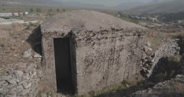 Arnavutluk 'ta komünist dönemde inşa edilmiş somut askeri sığınak kalıntıları