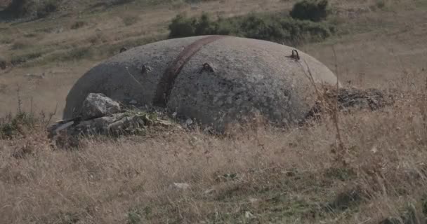 Konkreta militära bunkerruiner byggda under kommunisttiden Albanien — Stockvideo