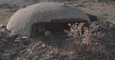 Arnavutluk 'ta komünist dönemde inşa edilmiş somut askeri sığınak kalıntıları